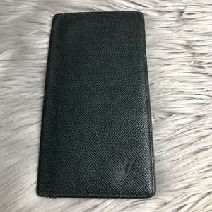 AUTH Louis Vuitton Taiga Green Checkbook Wallet